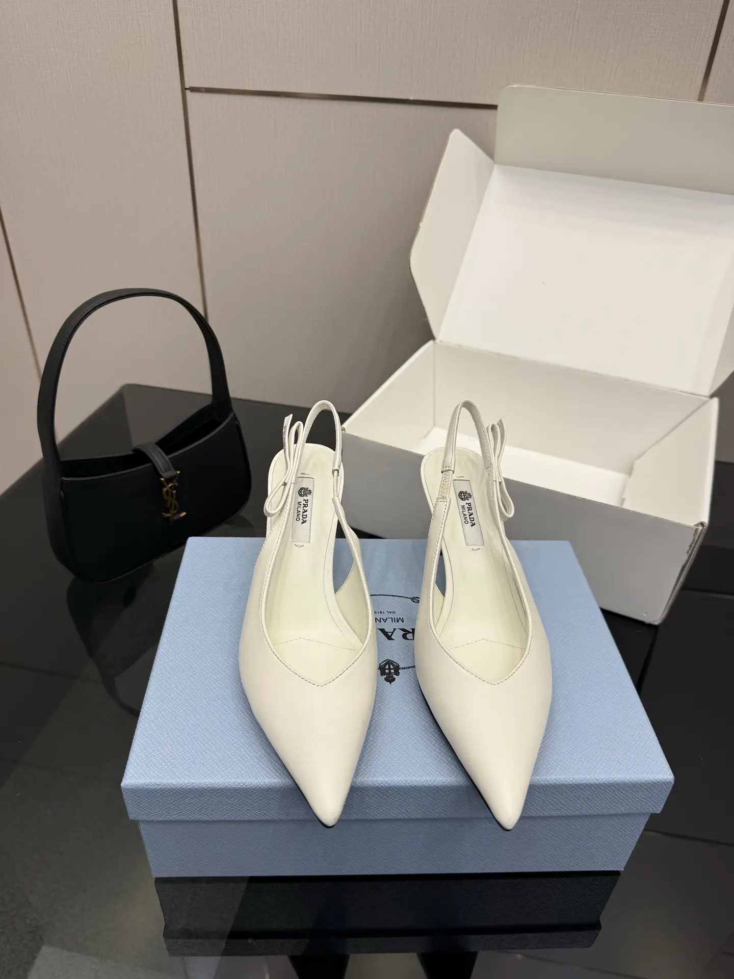 three hundred
Prada 26WF Early Spring New Product Pointed Sandals High Heels
when