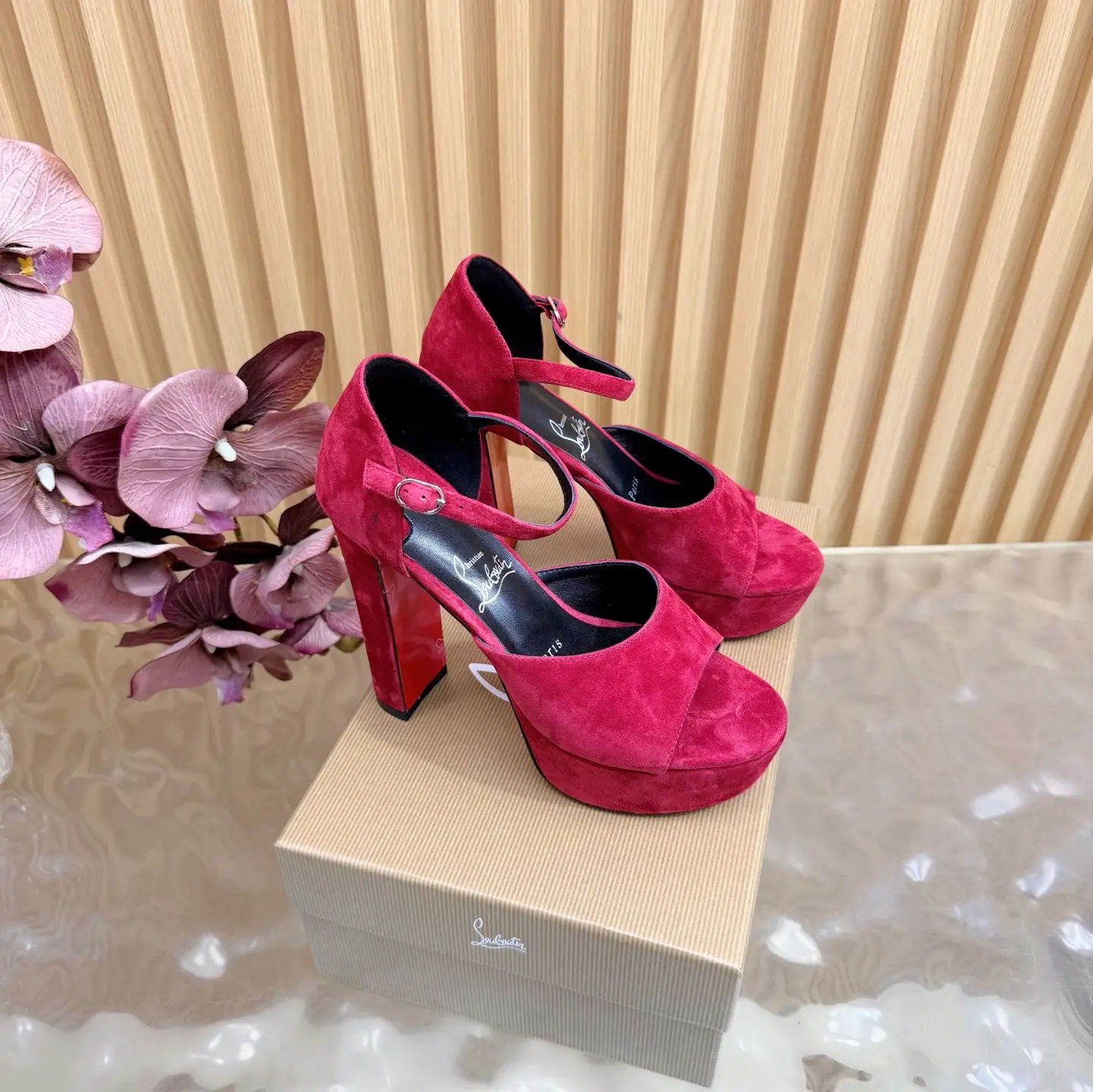 2026 Spring/Summer New Fashion Show Waterproof Platform High Heel Sandals
CL red background forever
——